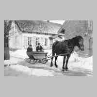 094-0026 Winter 1941. Dieter Darge mit Schwester Sabina und Gerhard Weiss mit dem Schlitten unterwegs. Dahinter das Posthaus mit Stallgebaeude.jpg